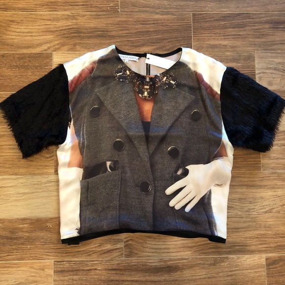 🆕w/Tag Graphic Tee with fur sleeves and zipper